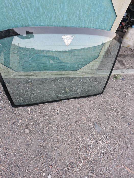 Заднее стекло BMW