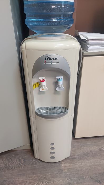 Продам кулер воды.