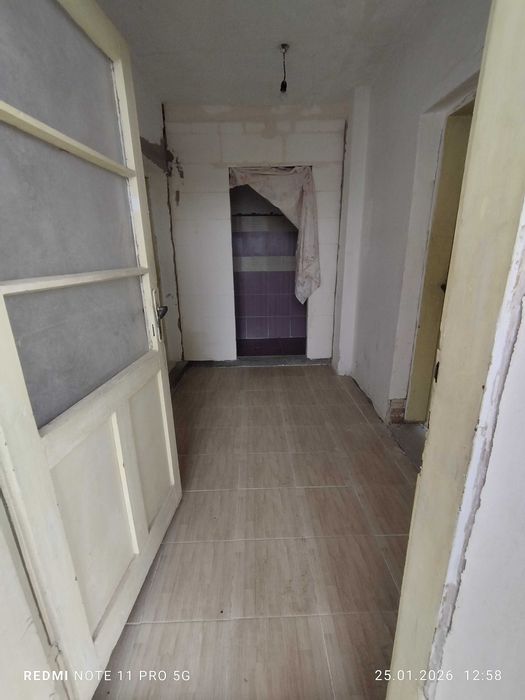 Продавам къща с двор в с. Новград