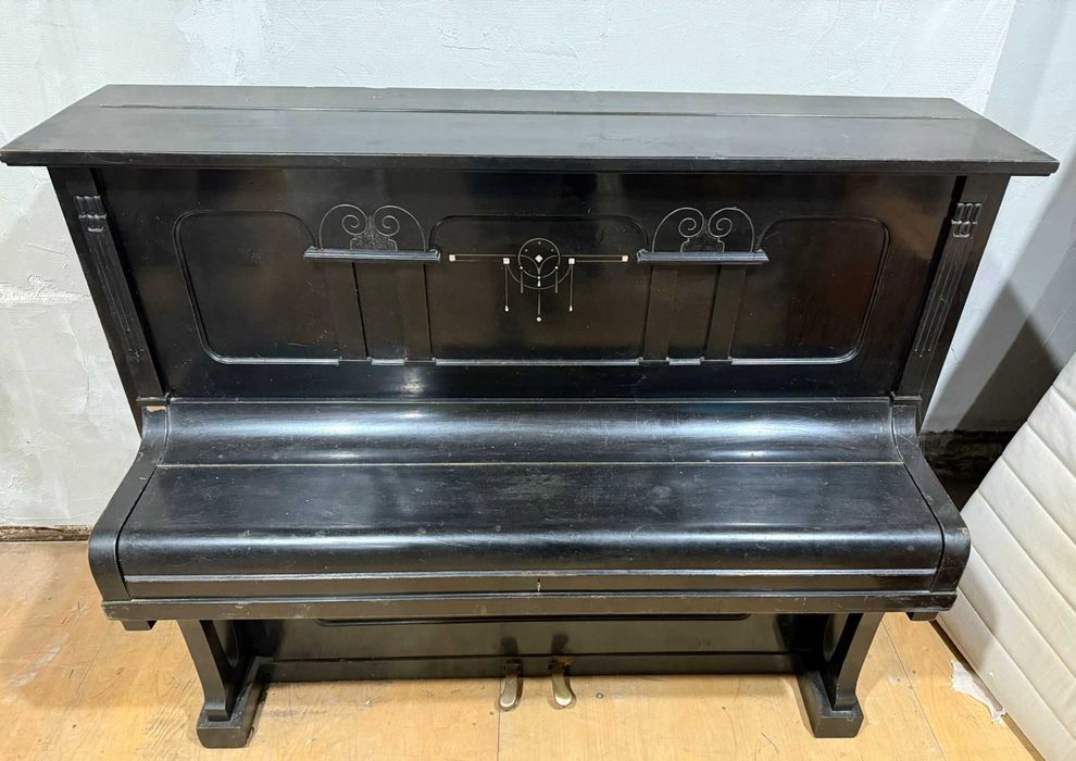 Pian Vintage din lemn masiv R. ULBRICH; Pianina