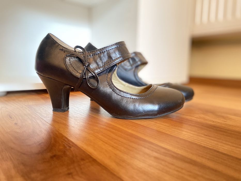 Vand pantofi din PIELE cu toc mic