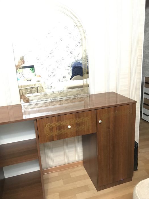 Трюмо .б.у в отличном состоянии