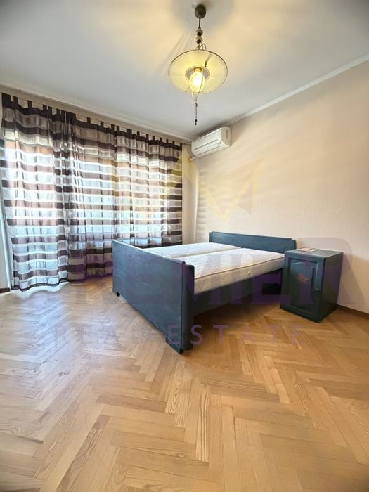 Тристаен апартамент, Погребите