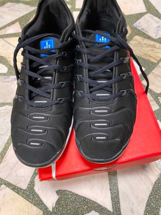 Продавам Nike Air Vapormax Plus TN в черно-син цвят.