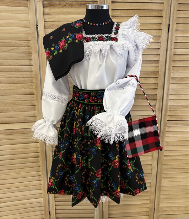 Costum popular pentru femei de Maramureș