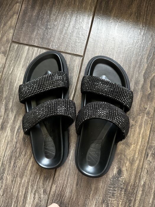 Продавам чехли от Zara