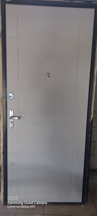 Входной дверь белый