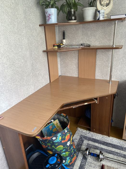 Продам компьютерный стол