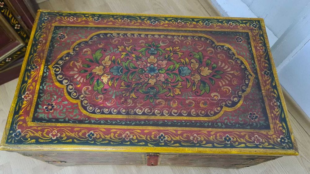 Продавам уникални ръчно рисувани мебели и декорация