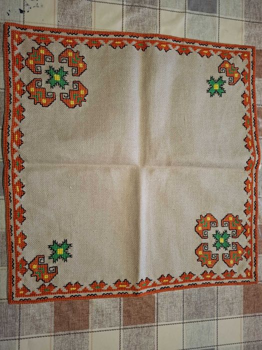 Бродирани каренца