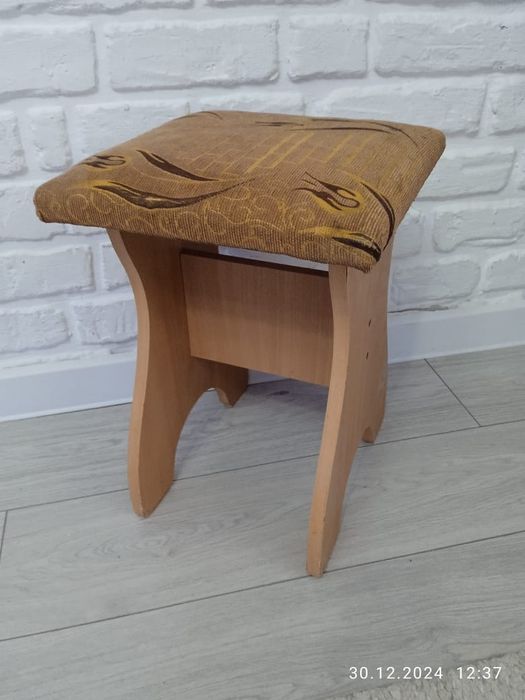 Стол с табуретками 4 шт