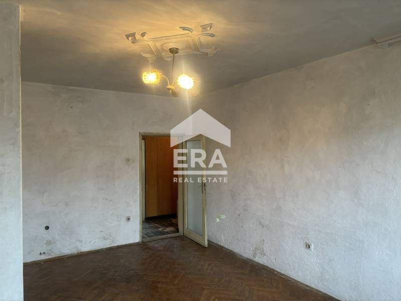 Продава се Четиристаен апартамент в Варна, Център - 100 кв.м за 2430 €/кв.м - Снимка #2