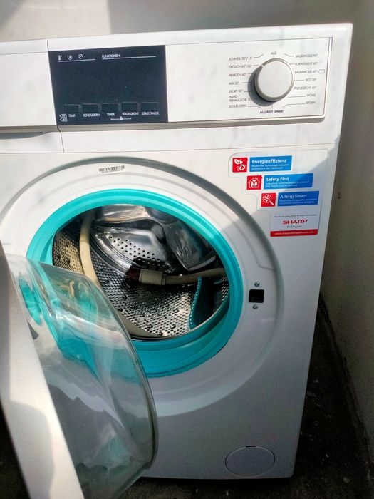 Mașina de spălat rufe Sharp ,9 kg in stare impecabilă