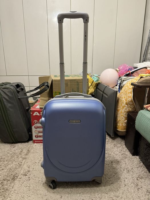 Б/у чемоданы в разных состояниях