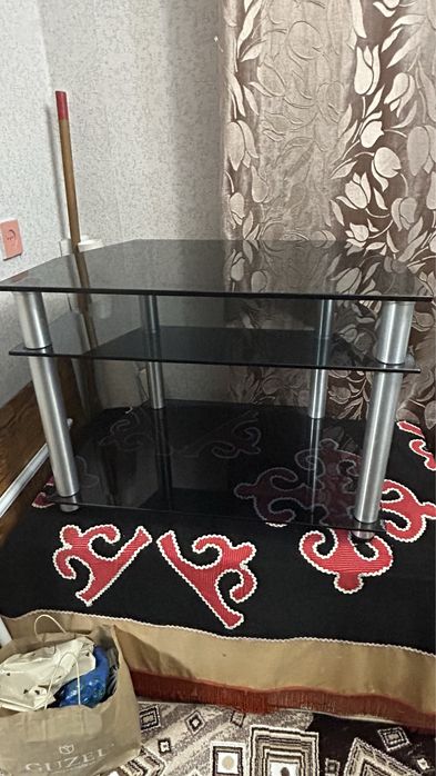 Продаю стеклянную тумбу