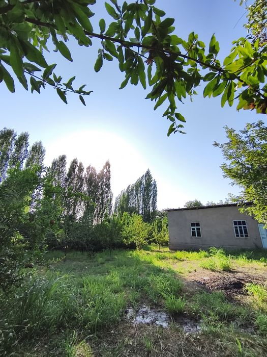 Тез сотилади ер жой времянкаси бор . Срочно продам земельный участок.