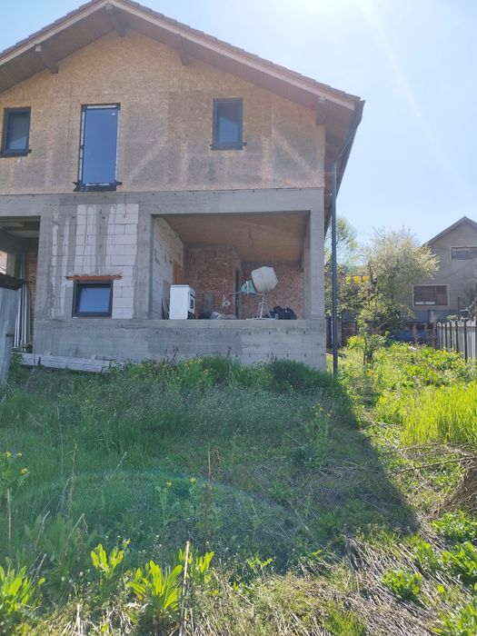 Se vinde casa la rosu