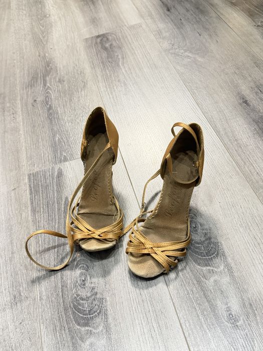 Продам бальные туфли