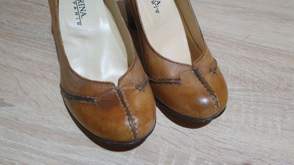 Pantofi de piele cu toc marime 37, interior 24 cm.