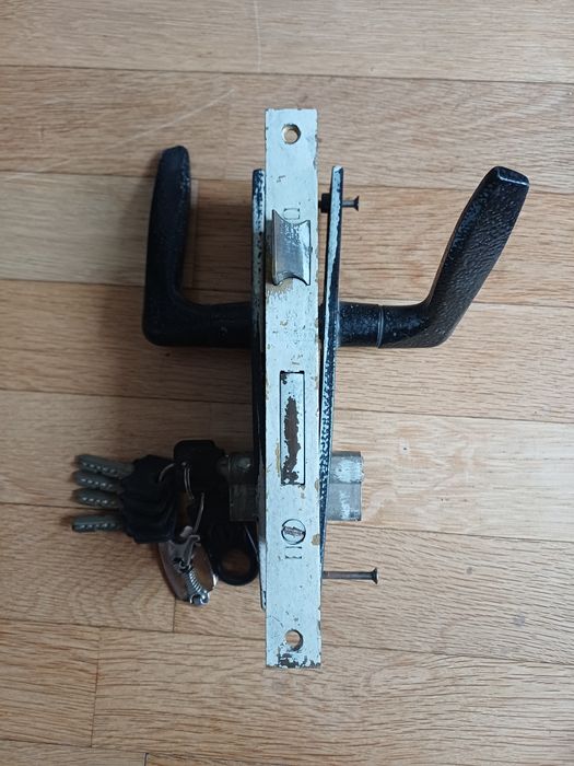 Брава за врата плюс патрон