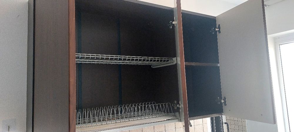 Mobilă bucătărie completă (corpuri sus + jos + blat + chiuvetă+baterie) – stare bună
