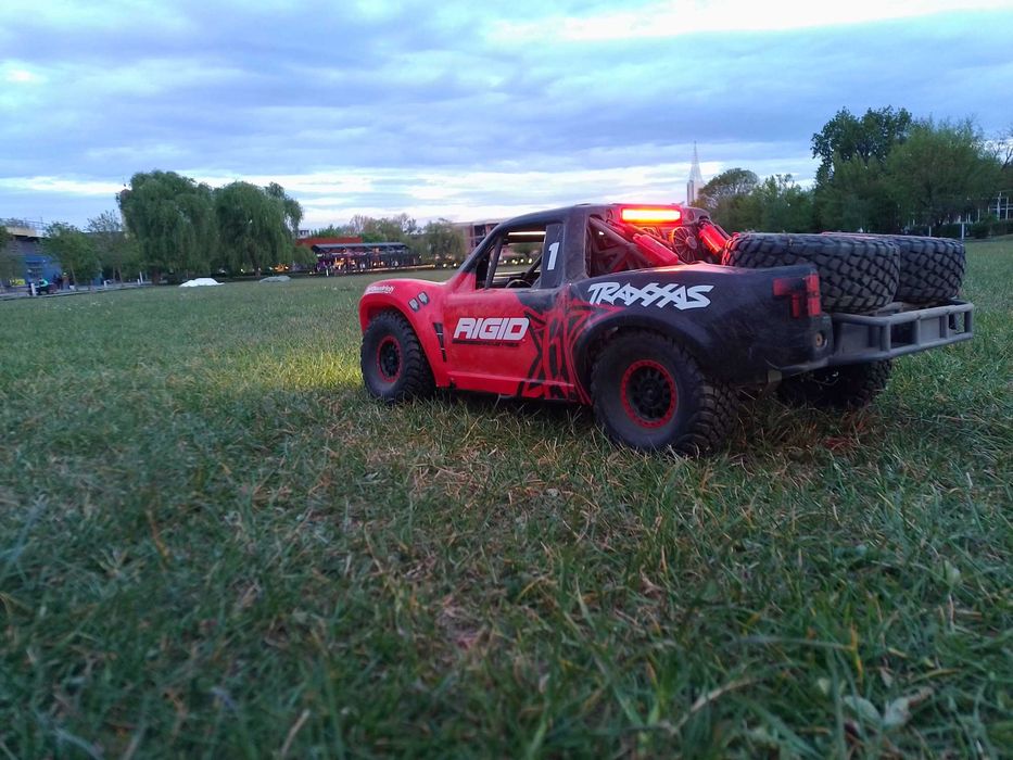 De vînzare RC traxxas UDR 1:7 și AXIAL GILAMON scala 1:8