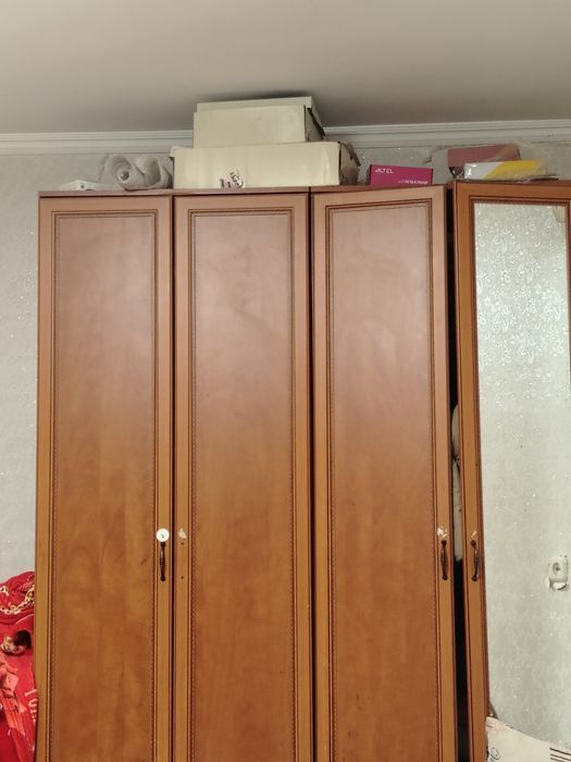 Четырёх дверный шкаф с зеркалом