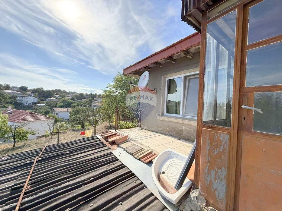 Къща с гараж за продажба в с.Кичево