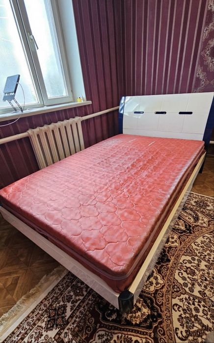 Кровать, стол и полка