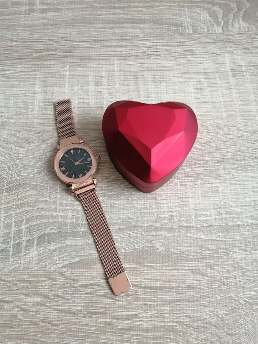 Продавам дамски часовник