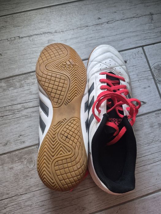 Adidasi fotbal sala si gazon