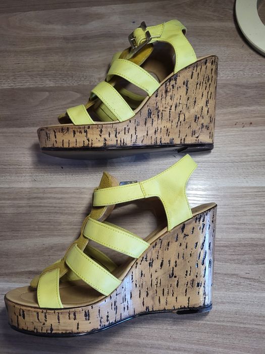 Жёлтые босоножки на платформе