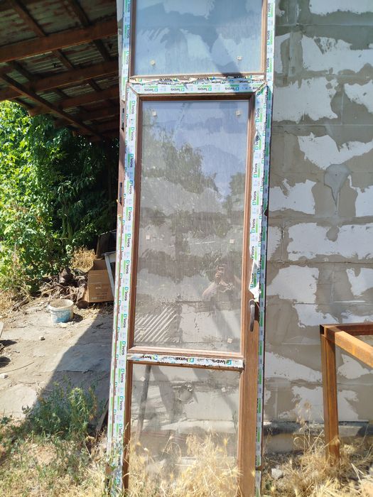 Продам пластиковую дверь