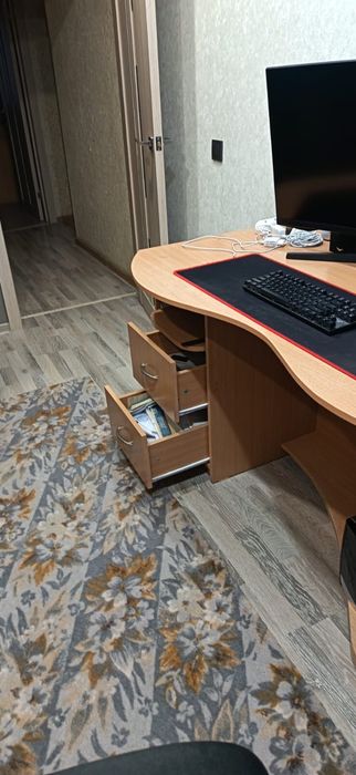 Продам компьютерный стол
