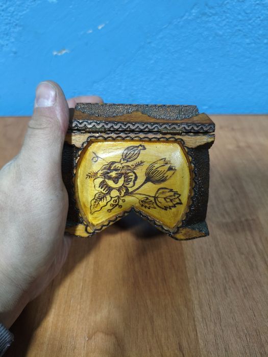 Деревянная шкатулка старенькая