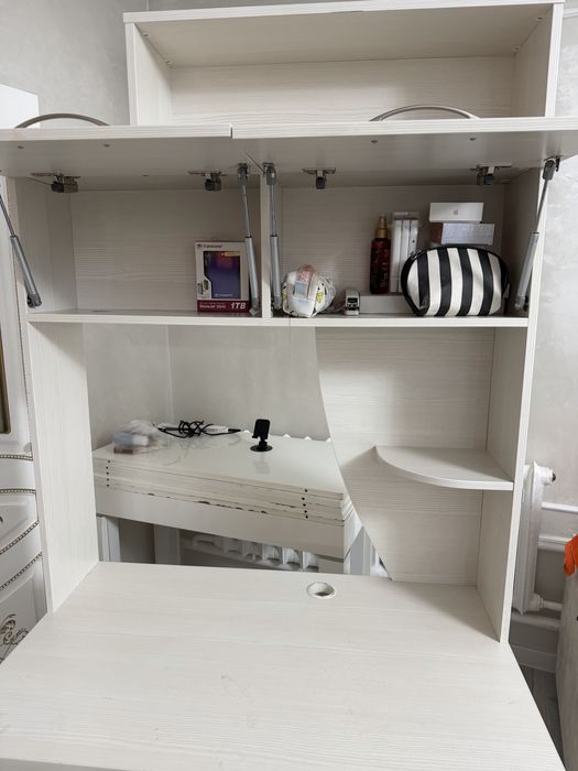 Белый деревянный рабочий стол