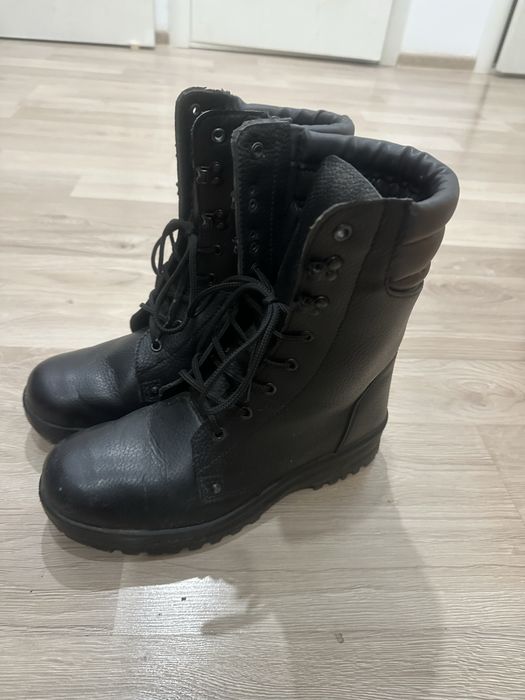 Продам 2 пар берцы размер 42