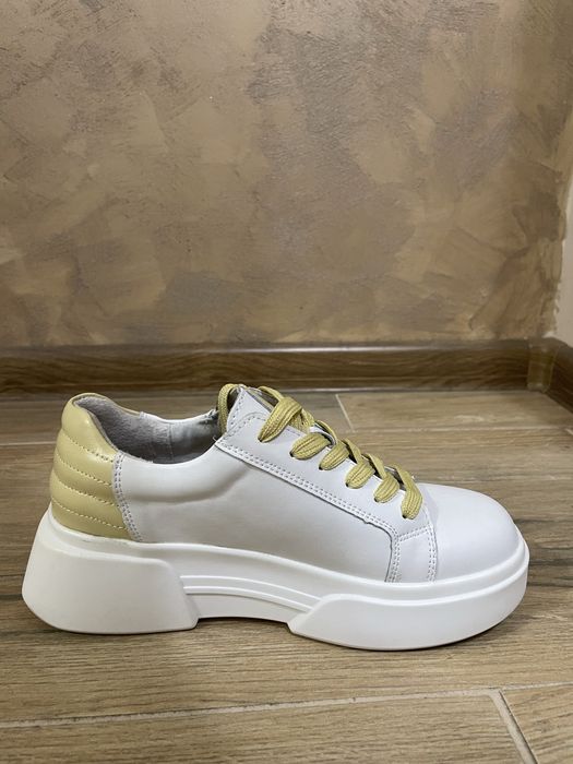 Дамски кецове бели с платформа