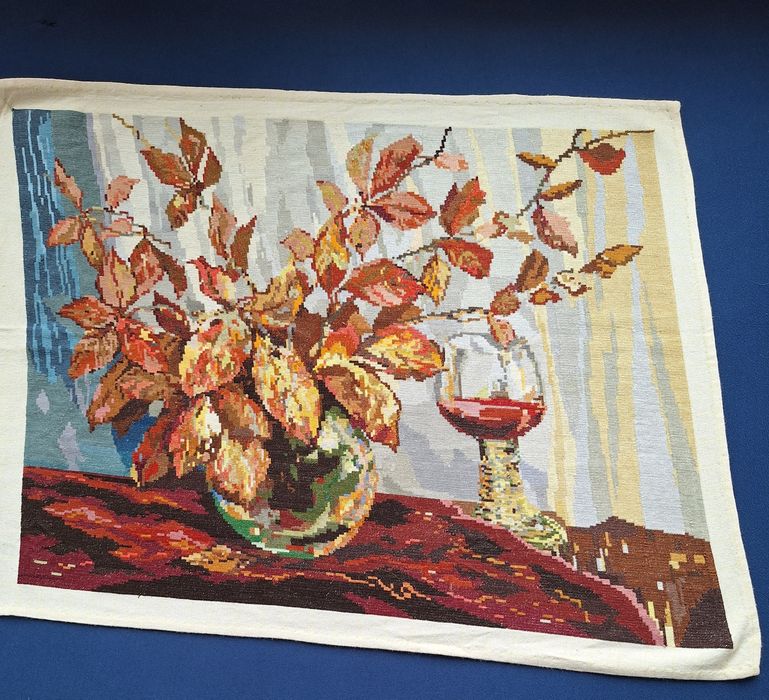 Гоблени момичето на скалата и недопитата чаша