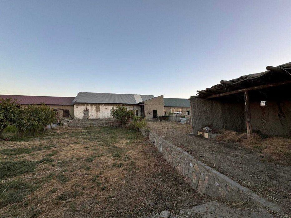 Tayyor 9 so’tiqli hovli sotiladi.