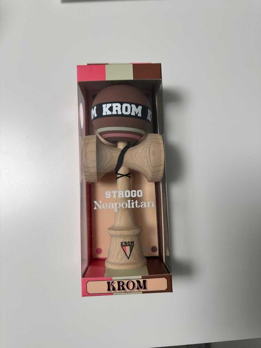 Kendama KROM Strogo Neapolitan maro – nouă, rară, pentru colecționari