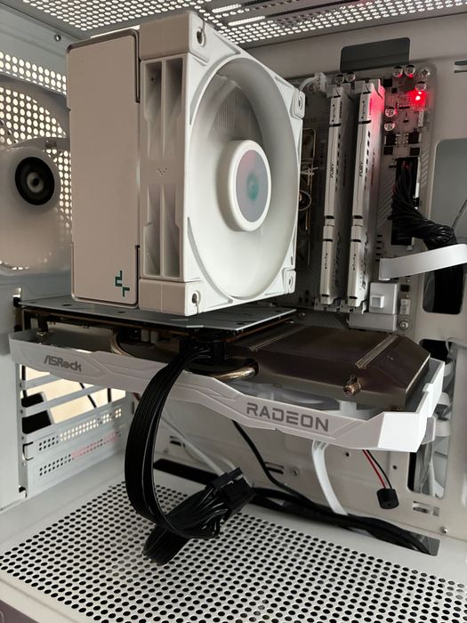 ASRock AMD Radeon RX 6600 8GB Challenger Бяла
