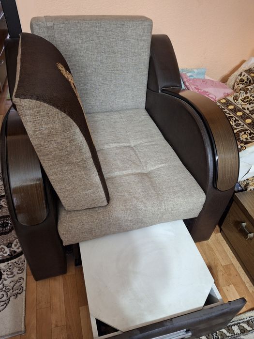 Продам Срочно...  Диван и кресло..