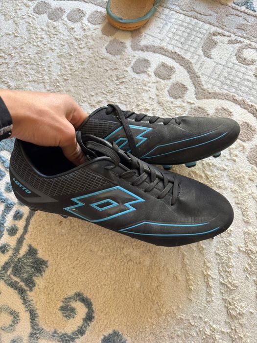 Кроссовка бутсы