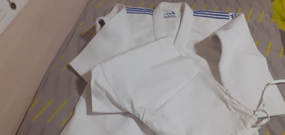 Кимоно для дзюдо без пояса.