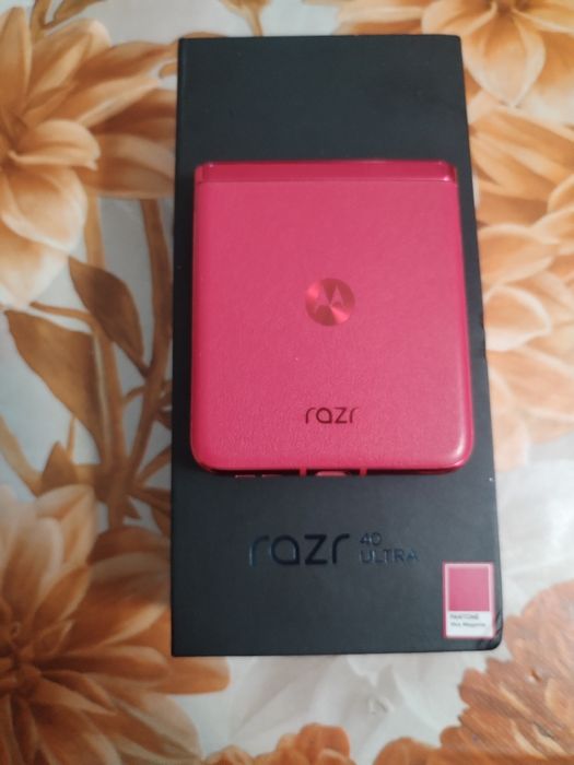 Motorola Razr 40 Ultra (flip) 256gb viva magenta