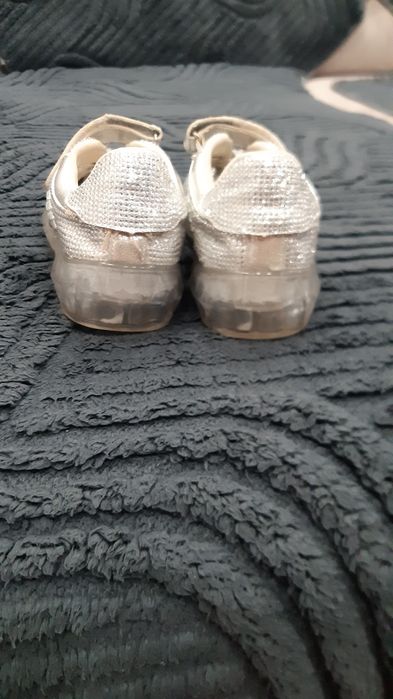 Продам кроссовочки на девочек.