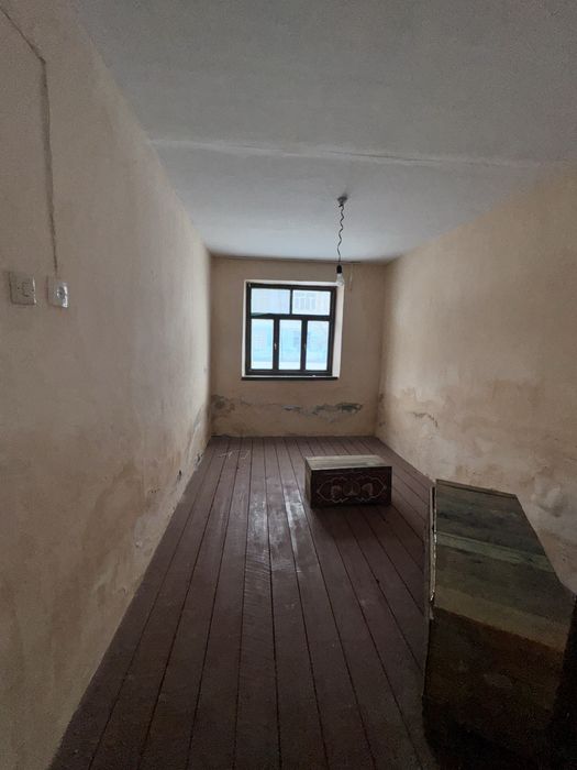 дом сотилади 1-етаж сирдарйо сент малек 3 хоналик каралса зор уй болад