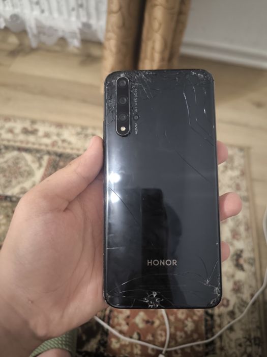 Se vând trei telefoane pentru piese