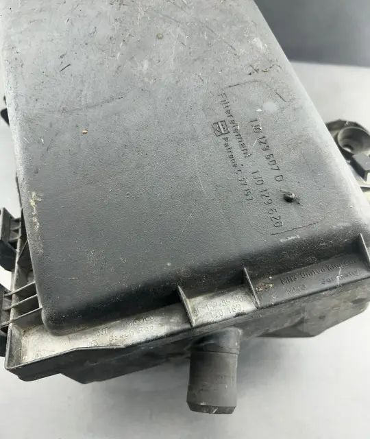 Carcasa filtru aer 1J0129607D 1J0129607D Volkswagen VW Golf 2002